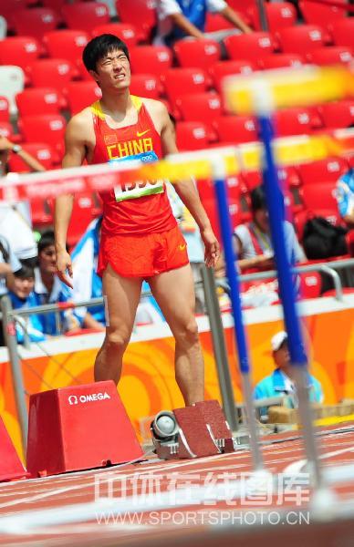  Liu Xiang warms up before racing Beijing Olympic Games on August 8.