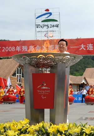 Last torchbearer Li Jingrui lights the cauldron during the Beijing 2008 Paralympics torch relay in Dalian, a coastal city of northeast China's Liaoning Province, Sept. 3, 2008. [Xinhua] 