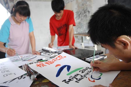 Students in the Special Education School of Jiaxing paint the logo of 2008 Beijing Paralympic Games in Jiaxing, east China's Zhejiang Province, Sept. 3, 2008. Over 20 mentally and physically disabled students drew the paintings of the Paralympic logo to extend their good wishes for the Games. [Xinhua]