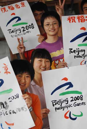 Students in the Special Education School of Jiaxing show the logo of 2008 Beijing Paralympic Games they painted in Jiaxing, east China's Zhejiang Province, Sept. 3, 2008. Over 20 mentally and physically disabled students drew the Paralympic logo to extend their good wishes for the Games. [Xinhua]