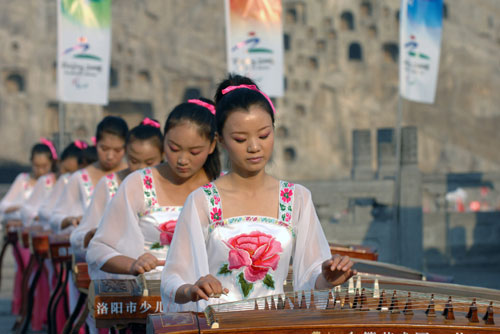 Girls play zithers (kucheng) at the launching ceremony of the Luoyang leg of the Paralympic torch relay in Central China's Henan Province September 4, 2008. [Xinhua] 