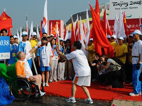 Paralympic torch relay begins its final leg in Beijing Friday morning.[Xinhua] 