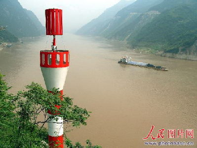 All 5,700 of the battery-powered navigation mark lights along the Yangtze River will gradually be replaced with domestically produced solar-powered lights.. 