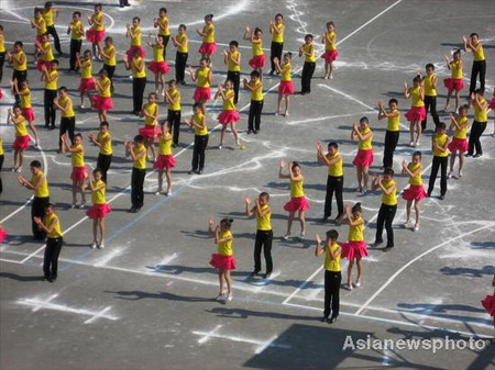 Students participate in a group dancing competition at a middle school in Jilin city, Northeast China&apos;s Jilin Province September 4, 2008. More than 1,800 students in the city took part in the competition. Dancing became a compulsory class in China&apos;s elementary and middle schools a year ago. [China Daily/Asianewsphoto] 