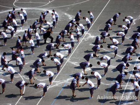 Students participate in a group dancing competition at a middle school in Jilin city, Northeast China&apos;s Jilin Province September 4, 2008. More than 1,800 students in the city took part in the competition. Dancing became a compulsory class in China&apos;s elementary and middle schools a year ago. [China Daily/Asianewsphoto] 
