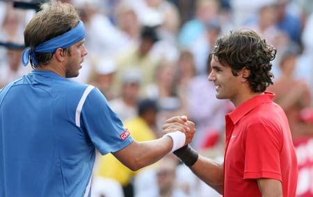  Roger Federer (R) of Switzerland shakes hands with Gilles Muller of Luxemburg after their men's singles quaterfinal match at the U.S. Open tennis tournament held in New York, the United States, Sept. 4, 2008. Federer won the match 3-0 and advanced to the semifinal. 