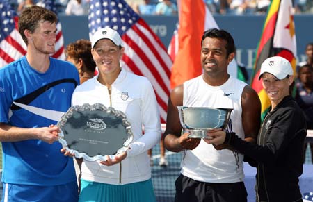 Leander Paes (2nd R) of India, Cara Black (1st R) of Zimbabwe, Jamie Murray of Great Britain (1st L) and Liezel Huber of the United States pose for a group photo during the awarding ceremony of the mixed doubles final at the U.S. Open tennis tournament held in New York, the United States, Sept. 4, 2008. Paes/Black won the match 2-0 and claimed the title. 