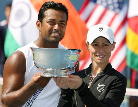 Leander Paes (L) of India and Cara Black of Zimbabwe hold the trophy after winning over Jamie Murray of Great Britain and Liezel Huber of the United States during the mixed doubles final at the U.S. Open tennis tournament held in New York, the United States, Sept. 4, 2008. Paes/Black won the match 2-0 and claimed the title. 