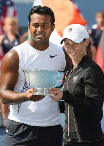 Leander Paes (L) of India and Cara Black of Zimbabwe hold the trophy after winning over Jamie Murray of Great Britain and Liezel Huber of the United States during the mixed doubles final at the U.S. Open tennis tournament held in New York, the United States, Sept. 4, 2008. Paes/Black won the match 2-0 and claimed the title.