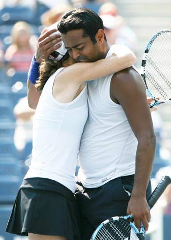 Leander Paes (R) of India and Cara Black of Zimbabwe hug to celebrate after winning over Jamie Murray of Great Britain and Liezel Huber of the United States during the mixed doubles final at the U.S. Open tennis tournament held in New York, the United States, Sept. 4, 2008. Paes/Black won the match 2-0 and claimed the title. 