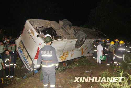 Six people died and 27 others were injured after a bus overturned at a highway toll station in central China's Hunan Province, local traffic police said. The accident occurred at around 7:15 PM Friday near the Donglaiwan toll station in Loudi City, when the bus failed to avoid rushing in a truck-van collision site.