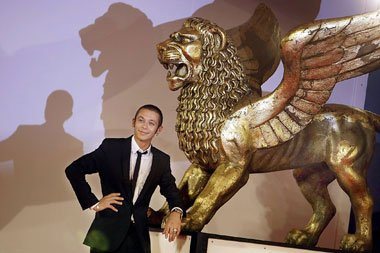 Italian motorcycling ace Valentino Rossi arrives for the screening of the movie Yuppi Du at the 65th edition of the Venice Film Festival in Venice, Italy, Friday, Sept 5, 2008. [Photo: Shanghai Daily]