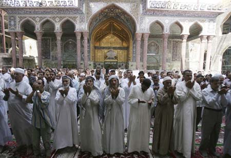 Residents attend Friday prayers at Shi'ite's Imam Hussein shrine in Kerbala, 80 km (50 miles) southwest of Baghdad September 5, 2008. 