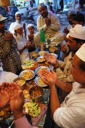 Muslims pray before they break fast during the fasting month of Ramadan in the northern Indian city of Allahabad September 5, 2008. Muslims around the world abstain from eating, drinking and sexual relation from sunrise to sunset during Ramadan, the holiest month in the Islamic calendar. 