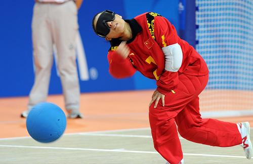 Hosts China snatched their first win in the 2008 Paralympic women's goalball preliminaries at the Beijing Institute of Technology Gymnasium on Sunday. [Xinhua]