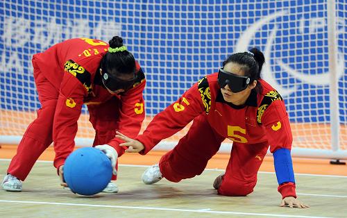 Hosts China snatched their first win in the 2008 Paralympic women's goalball preliminaries at the Beijing Institute of Technology Gymnasium on Sunday. [Xinhua] 