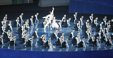 Li Yue (C), a 12-years-old victim of May 12 Wenchuan earthquake, stages a ballet at the opening ceremony of Beijing 2008 Paralympic Games in the National Stadium, September 6, 2008. [Xinhua]