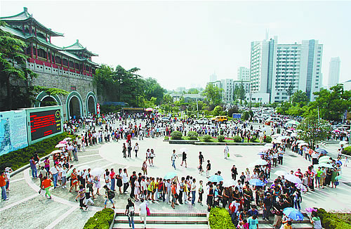 People line up to enter a park in Nanjing on September 7, 2008. Local residents were allowed free access to six of the city's parks in exchange for completing a questionnaire. [Photo: longhoo.net] 