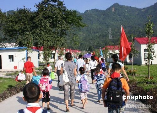 Students in more than 20,000 primary and middle schools of Sichuan Province affected in the May 12 earthquake go back to school on September 1, 2008.