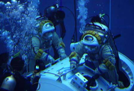 Chinese astronauts practice manoeuvring in a water tank designed to simulate the low-gravity environment of space.(Xinhua File Photo)