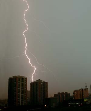 The photo take on Sept. 7, 2008 shows the thunderbolt at the early morning in Beijing.[Xinhua]