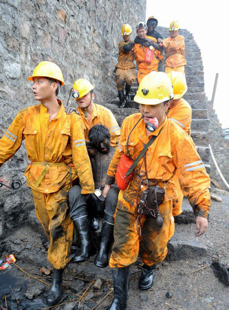 Two miners are rescued from a flooded coal mine in Yuzhou city of central China's Henan province on September 7, 2008. [Xinhua]