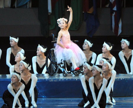 Li Yue (C), 12-year-old ballet student who lost a leg in the May earthquake in Sichuan, stages a ballet performance at the opening ceremony of the Beijing 2008 Paralympic Games at the National Stadium, the Bird's Nest, September 6, 2008.  The earthquake survivor's performance in a wheelchair became one of the most memorable moments of Saturday's opening gala. [CFP]