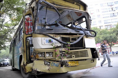 The front of a bus is seriously damaged after it collided with another bus in Lanzhou on September 7, 2008. [Photo: Lanzhou Morning Post]