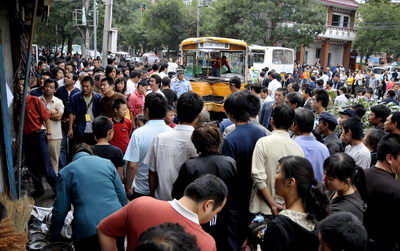 People gather at the scene of a bus collision accident in Lanzhou on September 7, 2008. [Photo: Lanzhou Morning Post]