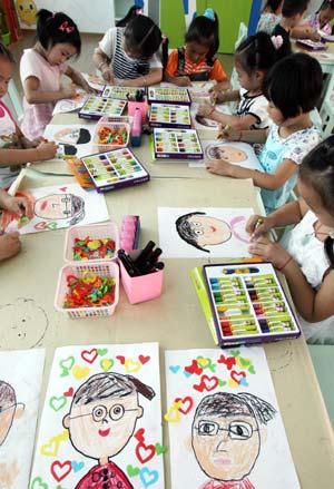 Children of Hongqiao kindergarten paint images of their teachers to extend their gratitude in Suzhou, east China's Jiangsu Province, Sept. 8, 2008, ahead of the Teacher's Day that falls on Sept. 10. [Hang Xingwei/Xinhua]