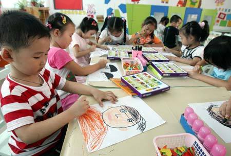 Children of Hongqiao kindergarten paint images of their teachers to extend their gratitude in Suzhou, east China's Jiangsu Province, Sept. 8, 2008, ahead of the Teacher's Day that falls on Sept. 10. [Hang Xingwei/Xinhua]