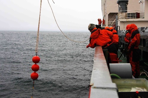 Scientists on China's third arctic expedition retrieve a shallow-sea subsurface mooring system from the Arctic Ocean on the icebreaker Xuelong at the North Pole on September 8, 2008. The system was installed one month ago to collect hydrological data of the region. [Photo: Xinhua]