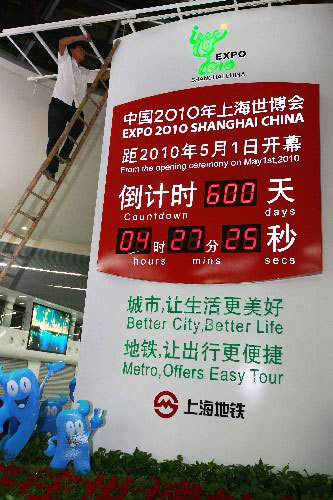 A worker installs a countdown board for the 2010 Shanghai World Expo at the People's Square metro station in Shanghai on September 8, 2008. Shanghai has kicked off activities to mark the 600-day Expo countdown. [Photo: Xinhua]
