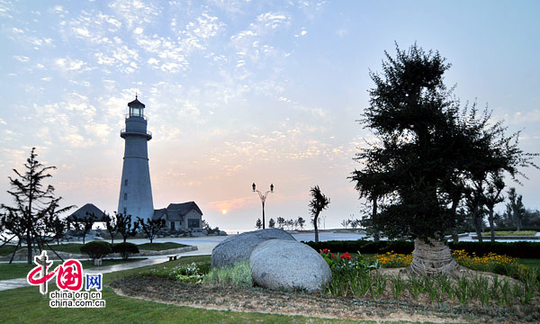 Located in eastern Shandong Province, Weihai is a coastal city with beautiful scenery and mild climate, holding extrodinary allure to millions of visitors. [China.org.cn]