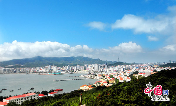 Located in eastern Shandong Province, Weihai is a coastal city with beautiful scenery and mild climate, holding extrodinary allure to millions of visitors. [China.org.cn]