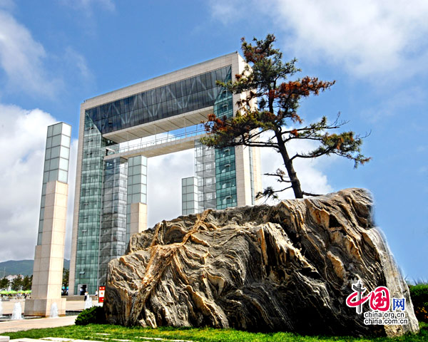 Located in eastern Shandong Province, Weihai is a coastal city with beautiful scenery and mild climate, holding extrodinary allure to millions of visitors. [China.org.cn]