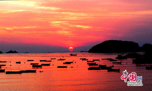 Located in eastern Shandong Province, Weihai is a coastal city with beautiful scenery and mild climate, holding extrodinary allure to millions of visitors. [China.org.cn]