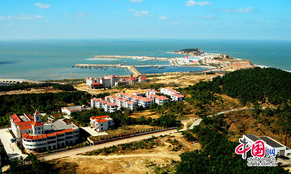 Located in eastern Shandong Province, Weihai is a coastal city with beautiful scenery and mild climate, holding extrodinary allure to millions of visitors. [China.org.cn]