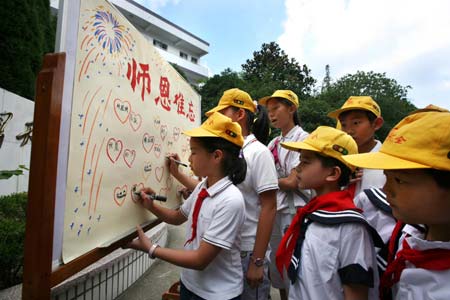 Pupils of Haishan Elementary School write greetings on the paper in the school to extend their gratitude to their teachers in Zhoushan, east China&apos;s Zhejiang Province, Sept. 8, 2008, ahead of the Teacher&apos;s Day that falls on Sept. 10. (Xinhua/Hu Sheyou)