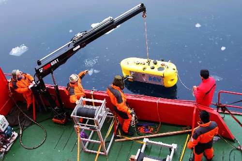 This recent photo shows Chinese scientists aboard icebreaker Xuelong put a underwater robot named North Pole ARV into the Arctic Ocean at 84 degree north latitude on the country&apos;s third scientific expedition to the North Pole. North Pole ARV, the first Autonomous and Remote operated Vehicle (ARV) developed independently by China, successfully completed its first underwater survey mission. [Photo: Xinhua] 