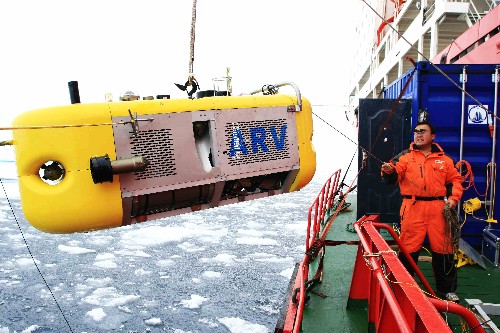 This recent photo shows a Chinese scientist aboard icebreaker Xuelong pulls a underwater robot out of the Arctic Ocean at 84 degree north latitude on the country&apos;s third scientific expedition to the North Pole. The robot named North Pole ARV is the first Autonomous and Remote operated Vehicle (ARV) developed independently by China. [Photo: Xinhua]