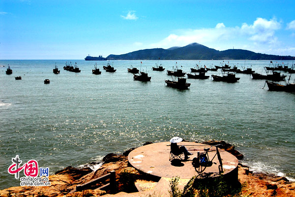 Located in eastern Shandong Province, Weihai is a coastal city with beautiful scenery and mild climate, holding extrodinary allure to millions of visitors. [China.org.cn]