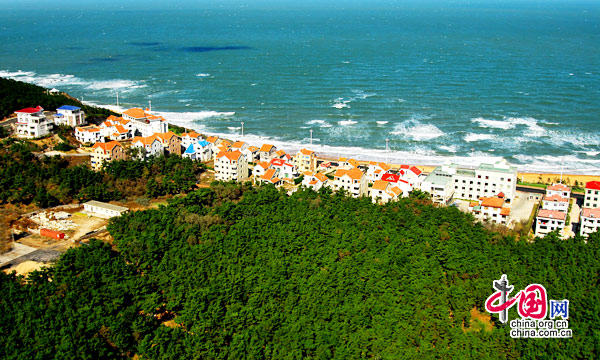Located in eastern Shandong Province, Weihai is a coastal city with beautiful scenery and mild climate, holding extrodinary allure to millions of visitors. [China.org.cn]