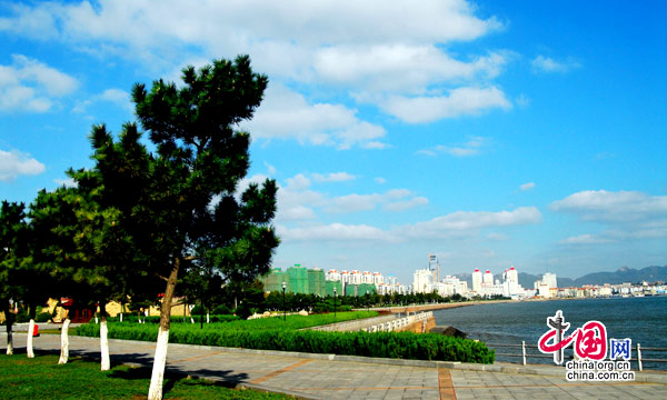 Located in eastern Shandong Province, Weihai is a coastal city with beautiful scenery and mild climate, holding extrodinary allure to millions of visitors. [China.org.cn]