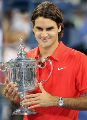 Roger Federer of Switzerland holds the trophy after beating Andy Murray of Britain for his fifth straight U.S. Open tennis title at Flushing Meadows in New York Sept. 8, 2008.