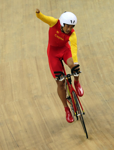 Zheng Yuanchao of China competes at Men's Cycling Track 1km Time Trial (LC2) on September 9, 2008.