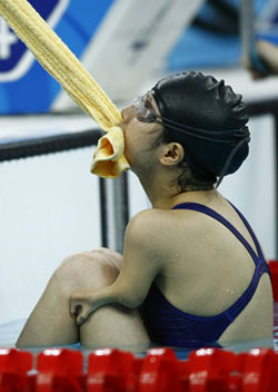 Jiang Fuying of China gets help to start in the women&apos;s 100m backstroke S6 final during the 2008 Beijing Paralympic Games at the National Aquatics Center in Beijing on September 9, 2008. Jiang Fuying won the bronze medal. [Xinhua]