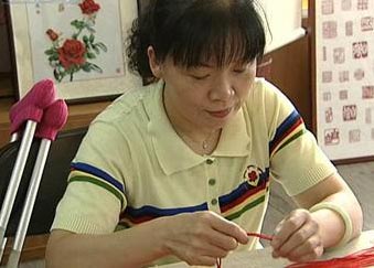 Beijing's Disabled Persons' Federation has been encouraging and organizing the creation of handicrafts among the disabled since 2004.