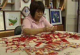 Beijing's Disabled Persons' Federation has been encouraging and organizing the creation of handicrafts among the disabled since 2004.