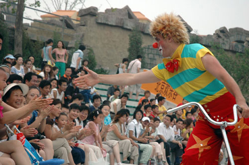 A performer interacts with the audience at Beijing's Happy Valley in a file photo. [File Photo: Xinhuanet.com]